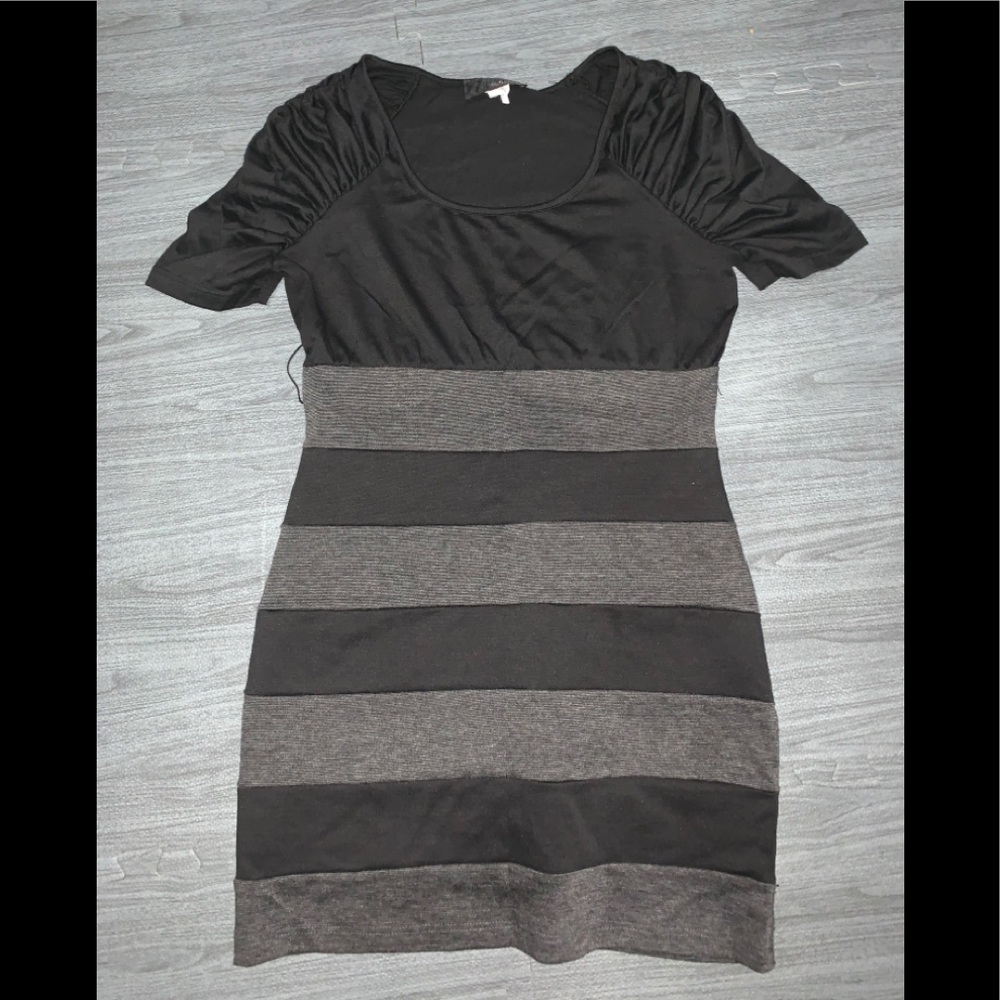 Ruffled sleeve little black and grey dress (M)